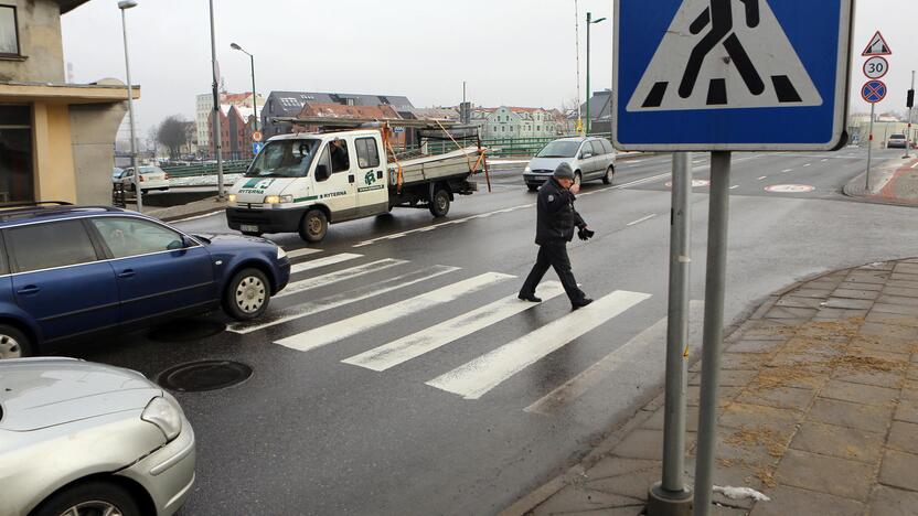 Sprendimas: nors Naujojoje Uosto gatvėje esančioje pėsčiųjų perėjoje įrengtas kryptinis apšvietimas, perėja bus panaikinta.