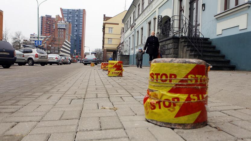  Pažymėjo: vairuotojus erzinantys stulpeliai apsukti "Stop" juosta, kad būtų labiau matomi.