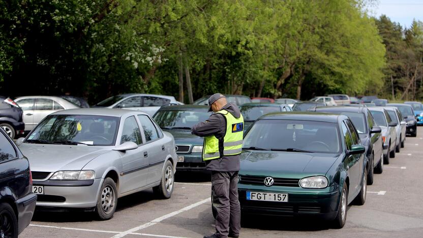 Rinkliavos už automobilių stovėjimą paplūdimių prieigose surinkta daugiau nei pernai.