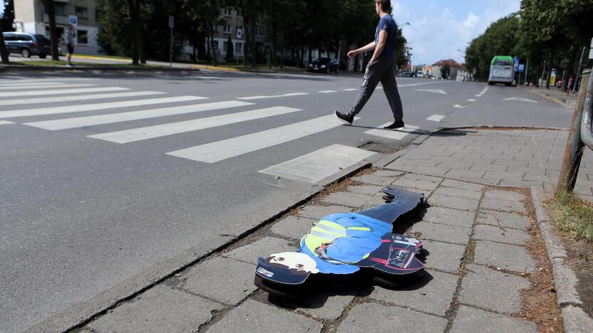 Vandalizmas: kažkam užkliuvo mažą berniuką primenantis muliažas.