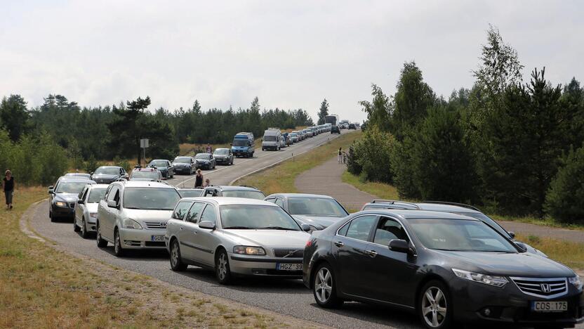 Laikas: kai kuriems poilsiautojams spūstyse teko stovėti iki 2 valandų.