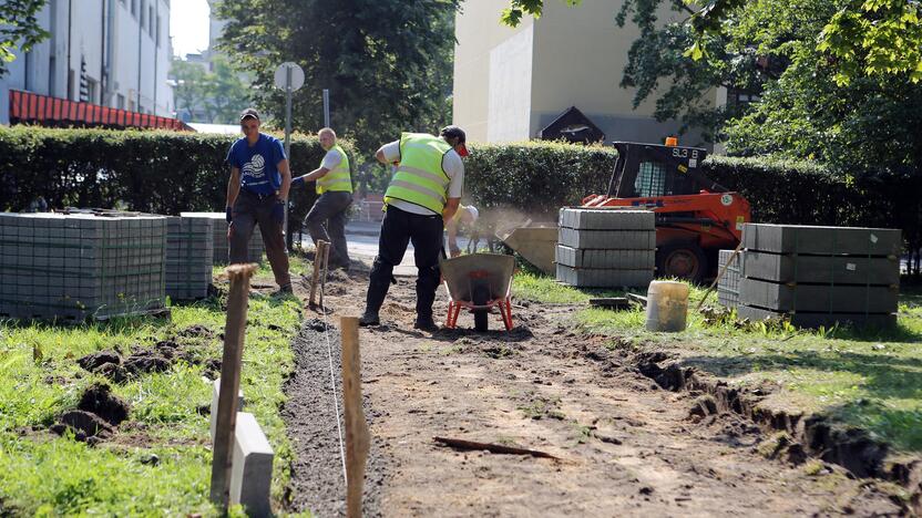 Šiuo metu darbininkai miesto centre pluša be atvangos. Gražinamas uostamiesčio skulptūrų parkas – čia netrukus bus atnaujintas pėsčiųjų takas. Planuojama, kad darbai ilgiausiai vyks iki rugsėjo pradžios.