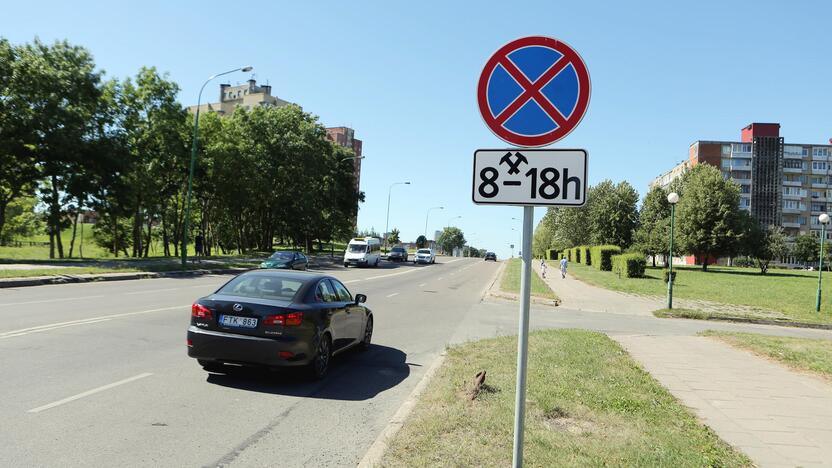 Gyventojus papiktino Smiltelės gatvėje atsiradę kelio ženklai, ribojantys automobilių statymą.