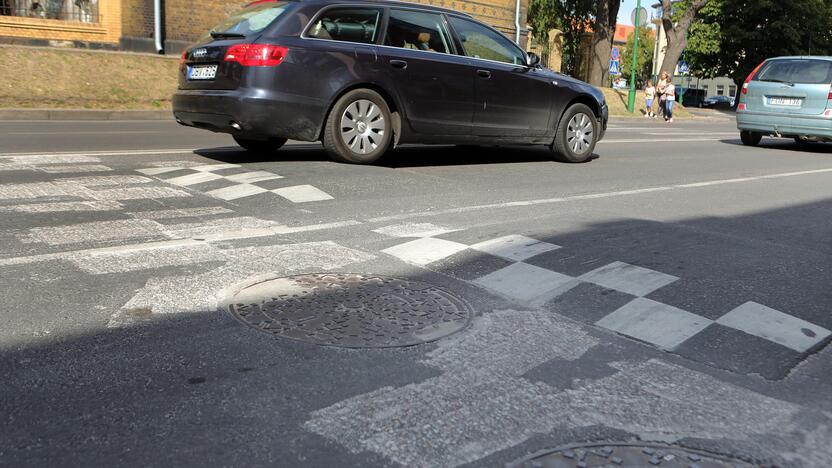 Prie panaikintos pėsčiųjų perėjos dar liko greičio slopinimo kalneliai.