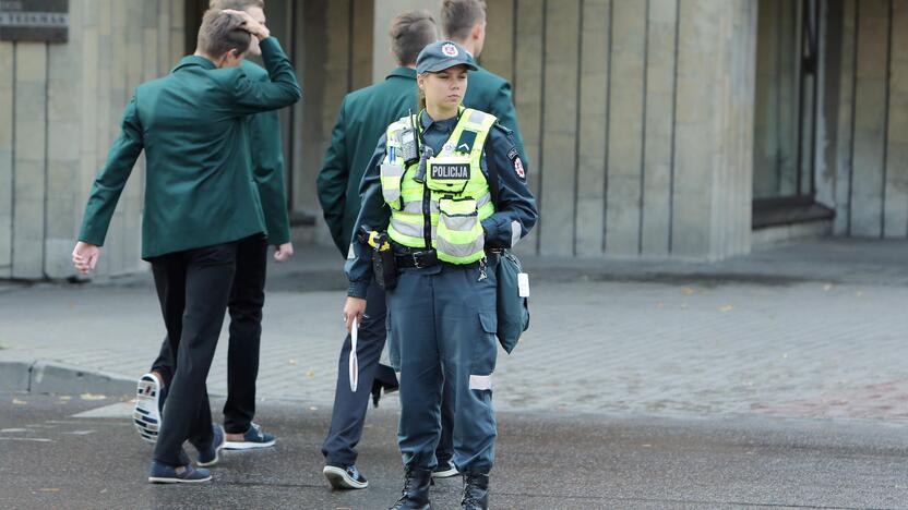 Pirmosiomis rugsėjo dienomis prie pėsčiųjų perėjų tradiciškai budi policijos pareigūnai.