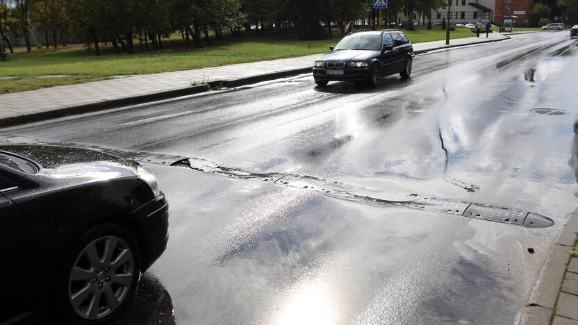 Greičio slopinimo kalneliai bus atnaujinti ir Debreceno gatvėje.