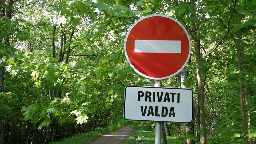 Privačiame miške netoli Endriejavo klaipėdiečių šeima buvo išprašyta lauk.