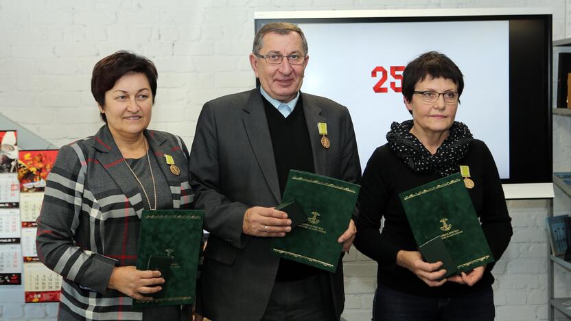 Už nuopelnus šalies ūkio gerovei įteikti medaliai S.Jokužio leidyklos-spaustuvės darbuotojams.