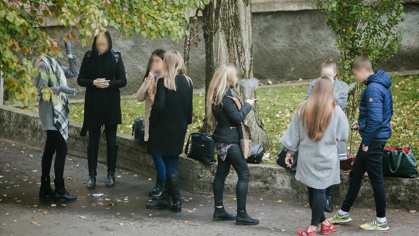 Vieną po kitos sutraukę cigaretes moksleiviai nuorūkas meta ten pat, kur ir stovi.