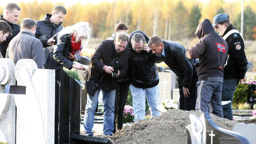 Kapų plėšikų iškasinėtame kape pareigūnai žvalgėsi nusikaltėlių nerastų vertybių.