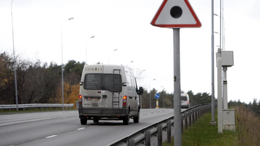 P.Lideikio gatvėje jau kuris laikas įrengtas ženklas, įspėjantis apie avaringą ruožą.