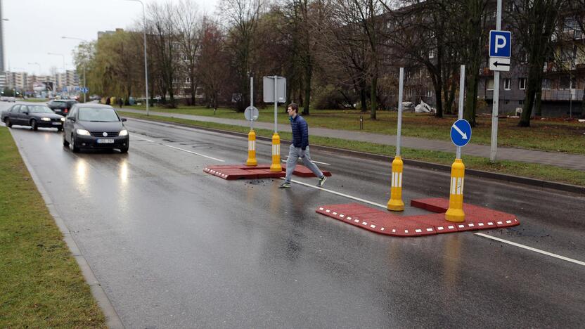 Tam, kad klaipėdiečiai jaustųsi saugiau, Kauno gatvėje įrengta pėsčiųjų salelė.