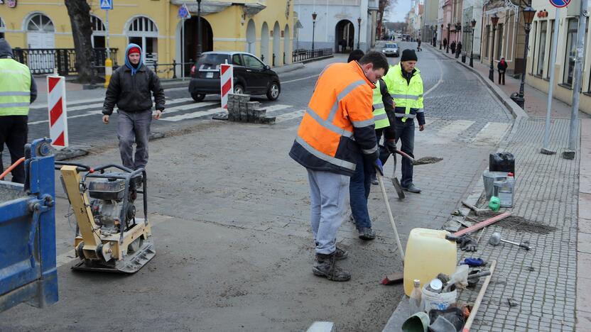 Dėl Tiltų gatvės pradžioje vykdomų dangos remonto darbų teko kiek apriboti automobilių eismą.