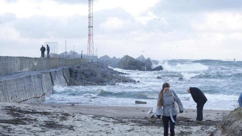 Pasekmės: audra uostamiesčio paplūdimiams didelės žalos nepridarė.