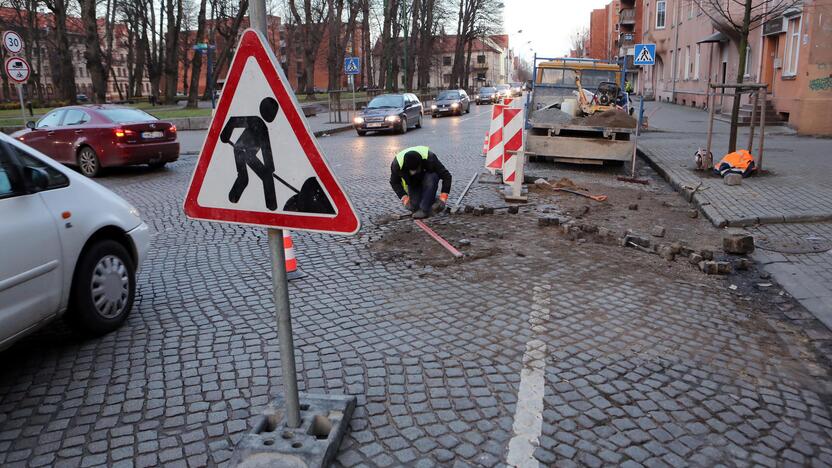 Vos išlyginę kelio dangos bangas Tiltų gatvėje, darbininkai persikėlė į Liepų gatvę.