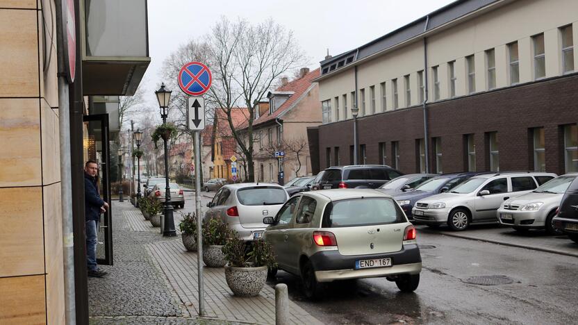 Kai kuriose gatvėse ir pastatyti automobilių stovėjimą draudžiantys ženklai vairuotojams nė motais.