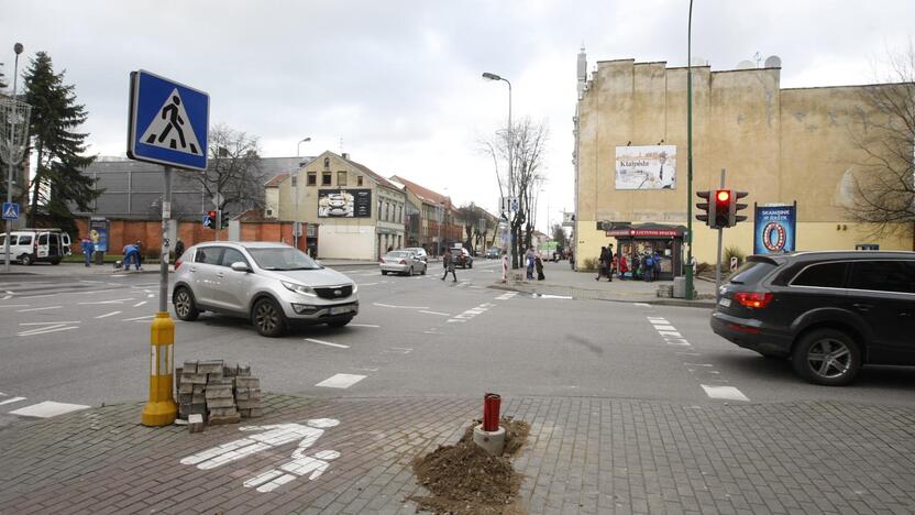 Prižiūrėtojai neapsisprendžia, kokiu laiku geriausia perprogramuoti šviesoforus.