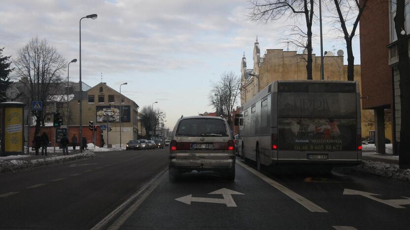 Kai kurie vairuotojai skundžiasi, kad sustoję prie sankryžos nemato šviesoforo signalų.