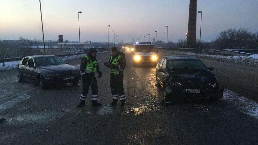 Už nusikaltimus nuteisto D.Sadovskio vairuojamas BMW ant viaduko rėžėsi į "Nissan Alemera".