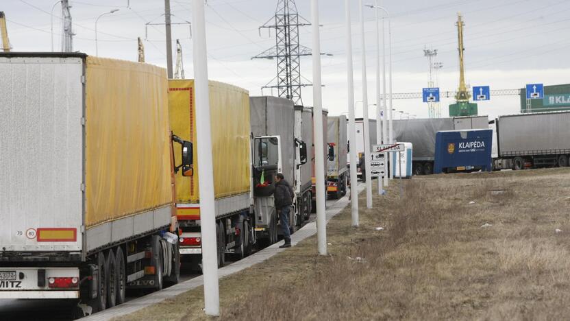 Eilėje stovintiems vilkikų vairuotojams iš Rusijos buvo pastatyta dešimt biotualetų.