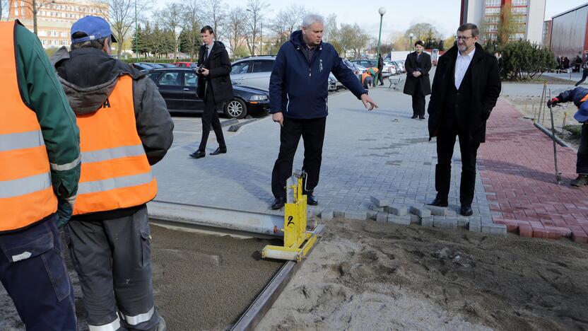 Įvertino: V.Grubliauskas, A.Šulcas bei savivaldybės administracijos darbuotojai aplankė remontuojamas Pempininkų ir Debreceno aikštes.