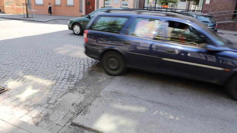 Darbai: Liepų gatvėje lyginami asfalto dangos ir akmeninio grindinio sujungimai.