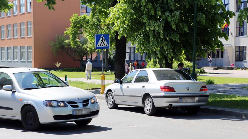 Šios "Peugeot" markės automobilio vairuotoja savo dukrą išleido sustodama prie pėsčiųjų perėjos ir nesusimąstė, kad taip kelia grėsmę kitiems pėstiesiems.