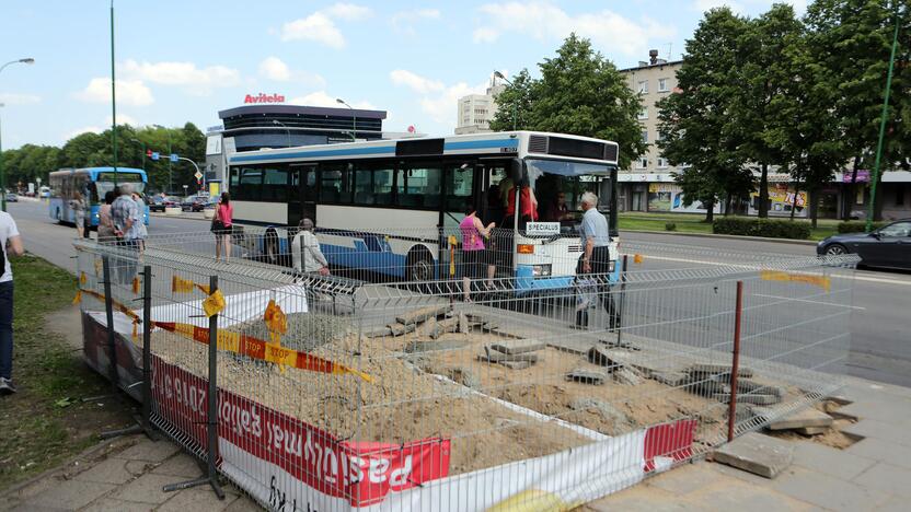 Darbai: miesto centre esančiose autobusų stotelėse statomi naujo dizaino keleivių laukimo paviljonai.