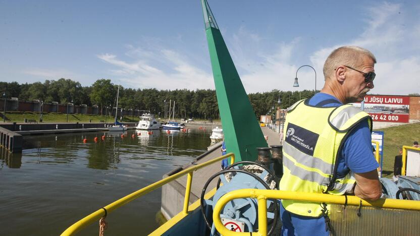 Situacija: iki šiol nereglamentuotas turistinių autobusų su kruizinių laivų keleiviais perkėlimas per Kuršių marias kelia itin daug problemų.