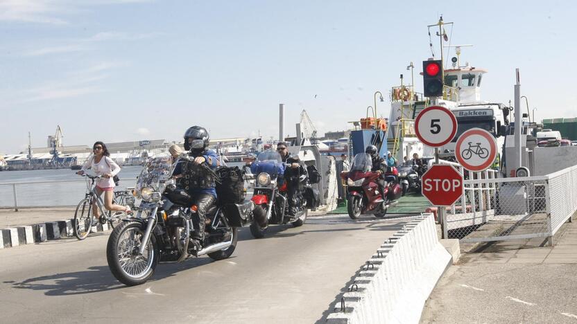 Netikėtumas: LAKD, paskelbusi, jog naikina pustrečio tūkstančio nemokamų leidimų keltis keltais per Kuršių marias, šokiravo Neringos gyventojus.