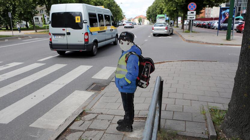 Dauguma pernai prie pavojingų uostamiesčio perėjų išrikiuotų mokinukų muliažų tapo vandalų aukomis, dabar belikęs tik vienas toks ženklas.