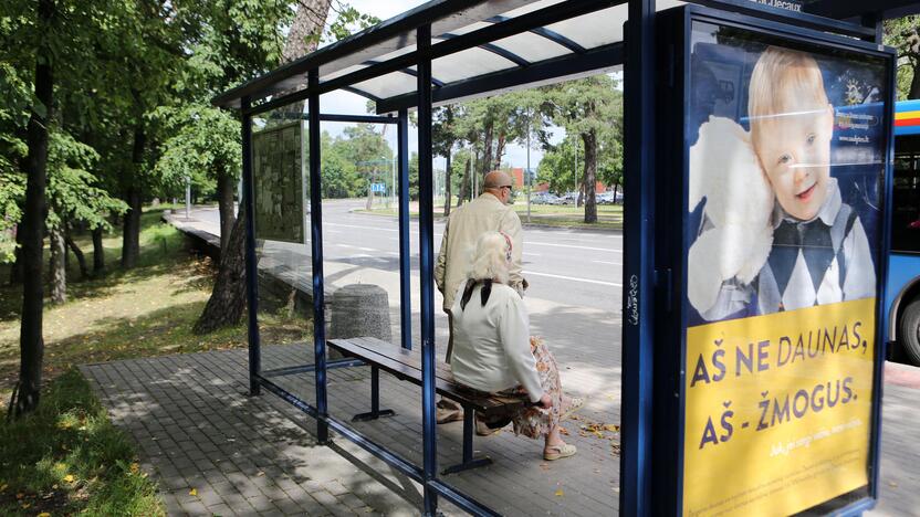 Užkliuvo: šiomis dienomis vandalai suniokojo Herkaus Manto gatvėje stovintį viešojo transporto laukimo paviljoną.