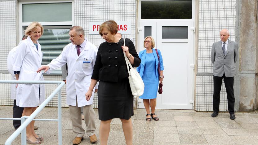 Klaipėdos universitetinės ligoninės vyriausiasis gydytojas Vinsas Janušonis bei Infekcinių ligų departamento vadovė J.Česienė pristatė naująjį Priėmimo skyrių