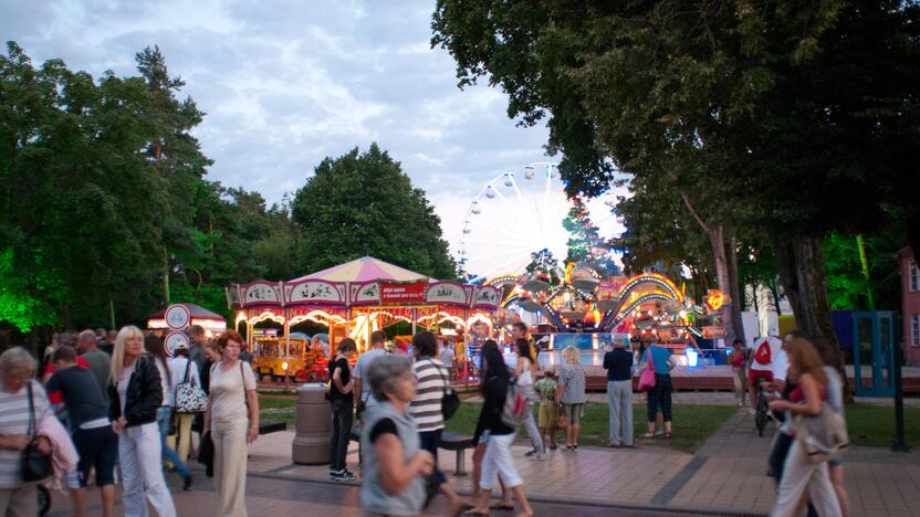 Savaitgalio naktį darbo inspektoriai, patikrinę vos tuziną Palangoje veikiančių greitojo maisto užeigų ir atrakcionų, kone kiekviename fiksavo pažeidimus.