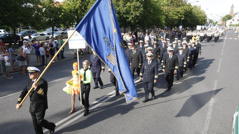 Veiksmai: Jūros šventės eitynių metu jūrinės organizacijos kviečiamos dalyvauti akcijoje – raginama prie vėliavų prisirišti po juodą kaspiną.