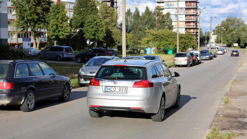 rautas: Panevėžio gatvėje vakarais paliekama daug mašinų.