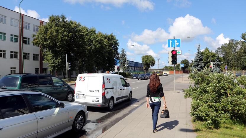 Kai kuriems vairuotojams nepatinka eismo schema šioje Minijos ir Bijūnų gatvių sankirtoje, mat priešingomis kryptimis Minijos gatve judantieji turi lūkuriuoti prie šviesoforo.