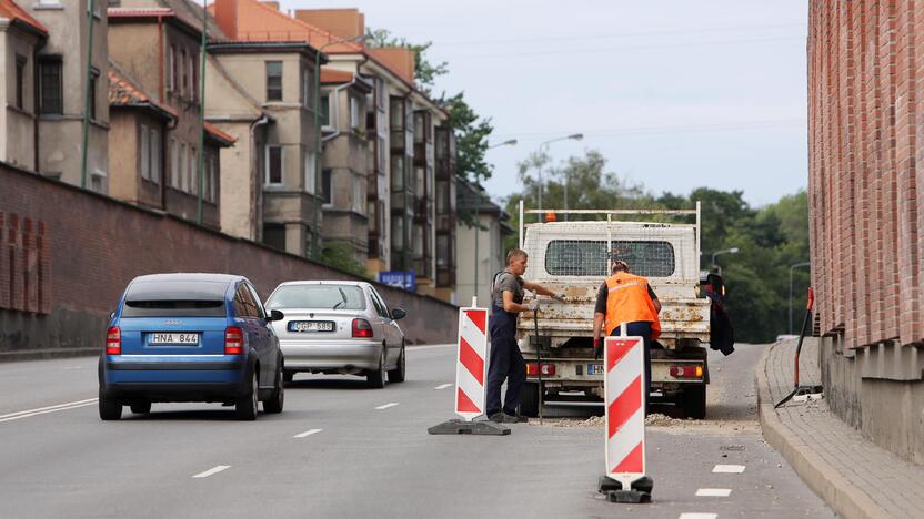 Darbai: įmonė "Klaipėdos vanduo" pasirūpins įgriuvos, atsiradusios Manto gatvėje, pašalinimu, nors tai jai ir nepriklauso.