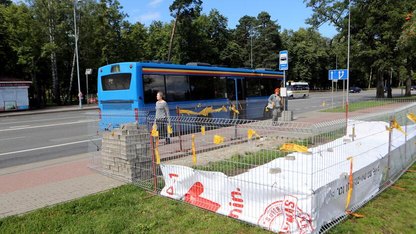 Pokyčiai: centrinėse miesto gatvėse seno dizaino autobusų laukimo paviljonai keičiami naujais.