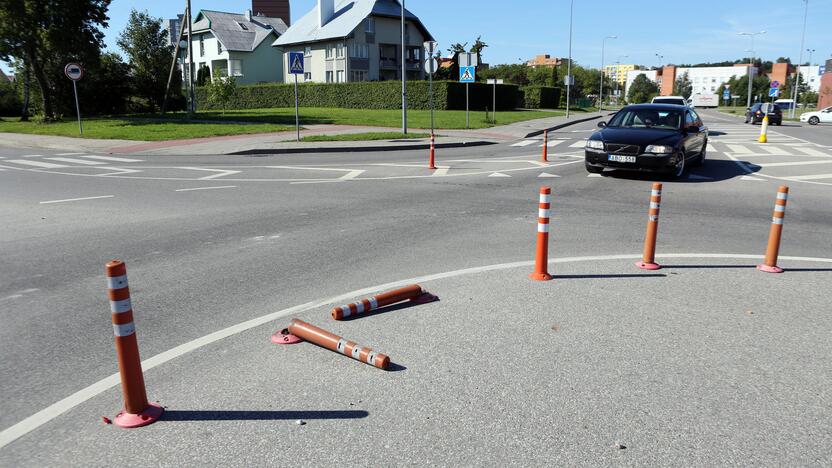 Neapdairumas: kai kuriems vairuotojams žiedinę sankryžą Kretingos ir Klaipėdos gatvių sankirtoje žymintys stulpeliai tampa kliūtimi, todėl neretai būna nuverčiami.