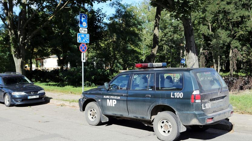 Nuostaba: prieš ženklą, draudžiantį stovėti, pastatę automobilį Karo policininkai įstatymui nenusižengė.