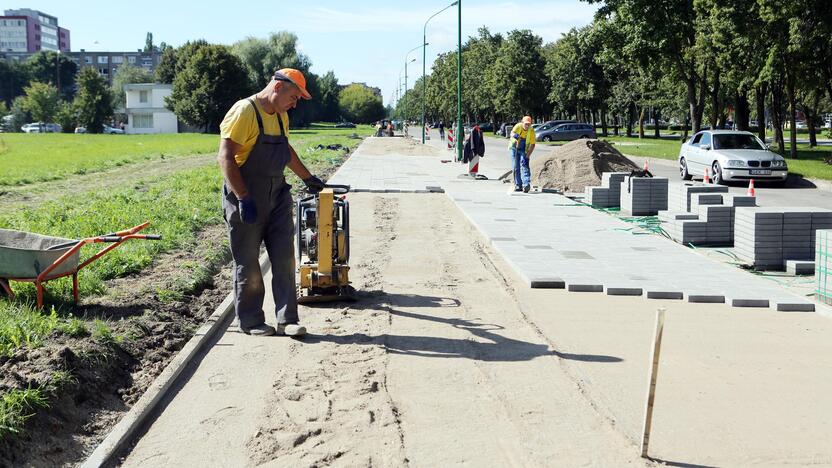 Darbai: Baltijos prospekte tvarkomi itin prastos būklės šaligatviai.