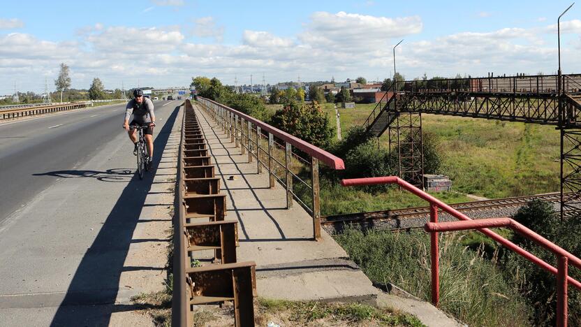 Trukdys: kol kas klaipėdiečiams, dirbantiems LEZ, dviračiais keliauti į darbą – keblu, mat dviračių tako iki šios teritorijos nėra.