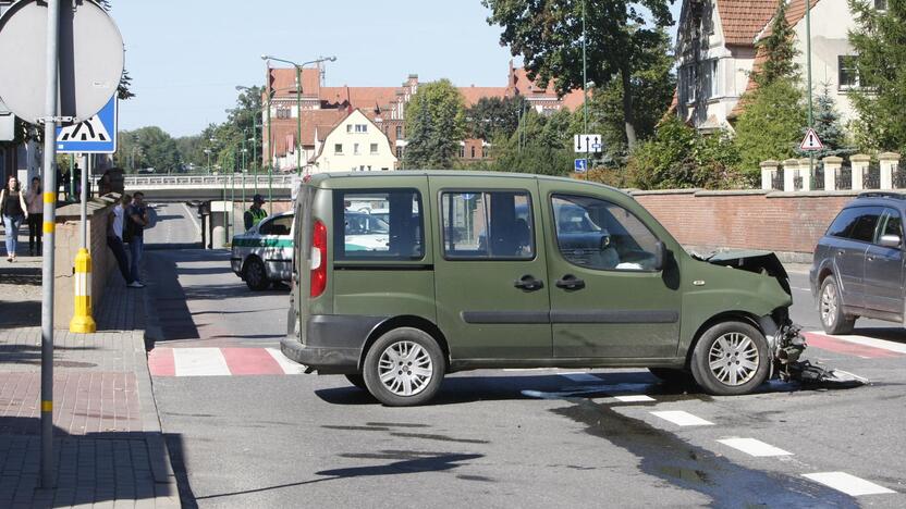 Priežastis: Herkaus Manto gatvėje stovinti tvora iš LK KASP Žemaičių apygardos 3-iosios rinktinės teritorijos išvažiuojantiems vairuotojams riboja matomumą.