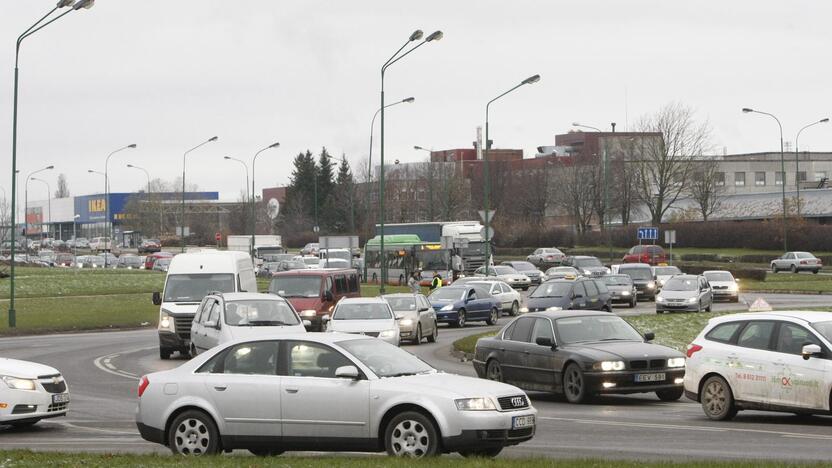 Tyrimas: Baltijos prospekto ir Šilutės plento žiedinėje sankryžoje stebimi transporto srautai, kurie padės apsispręsti, kokia kryptimi statyti estakadą.