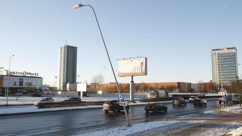 Mįslė: antradienį išmontuotas palinkęs stulpas sukėlė daug klausimų. Nesuvokiama, kaip turėjo važiuoti jį nuvertusi mašina.