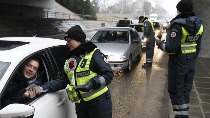 Staigmena: Herkaus Manto gatvėje po viaduku sustabdyti vairuotojai buvo maloniai nustebinti iš policininkų rankų gavę dovanų.