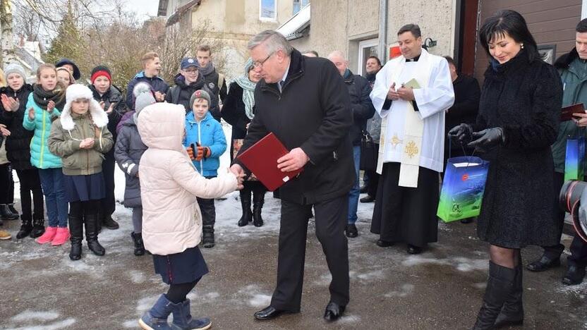 Didžiuojasi: iš Minijos upės draugę traukusi "Kranto" pagrindinės mokyklos pirmokė sulaukė pagarbos ir dovanų.