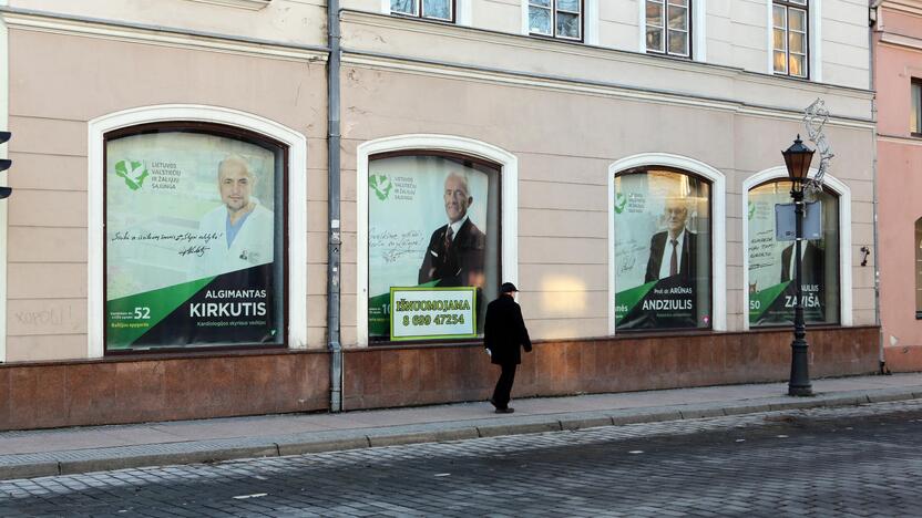 Užsiliko: nors rinkimai vyko daugiau nei prieš du mėnesius, "valstiečių" atstovai Klaipėdos senamiestyje savo reklaminių plakatų nukabinti neskuba.