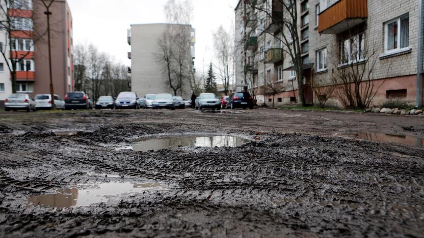 Elgesys: kai kurie nedrausmingi vairuotojai daugiabučių kiemuose esančias žaliąsias vejas pavertė klampynėmis.